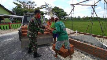 Percepatan Pengerjaan, TNI Dan Warga Gotong Royong Turunkan Material Pembangunan Tugu TMMD Bojonegoro